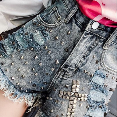 Moodsad narmaste, rebenenud motiivide ja metallneetidega lühikesed teksad