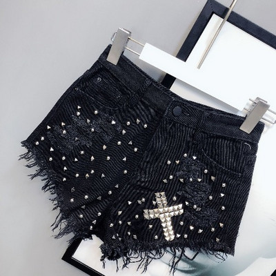 Moodsad narmaste, rebenenud motiivide ja metallneetidega lühikesed teksad