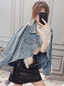 Σύντομο ασύμμετρο τζιν μπουφάν με μεταλλικά τρουξ