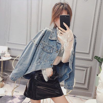 Σύντομο ασύμμετρο τζιν μπουφάν με μεταλλικά τρουξ