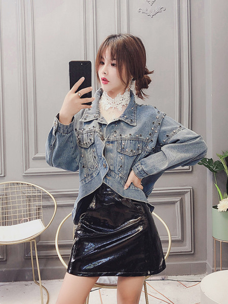 Σύντομο ασύμμετρο τζιν μπουφάν   με μεταλλικά τρουξ