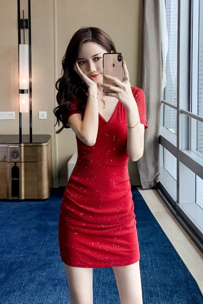 Rövid, fényes hatású, V-nyakú női ruha