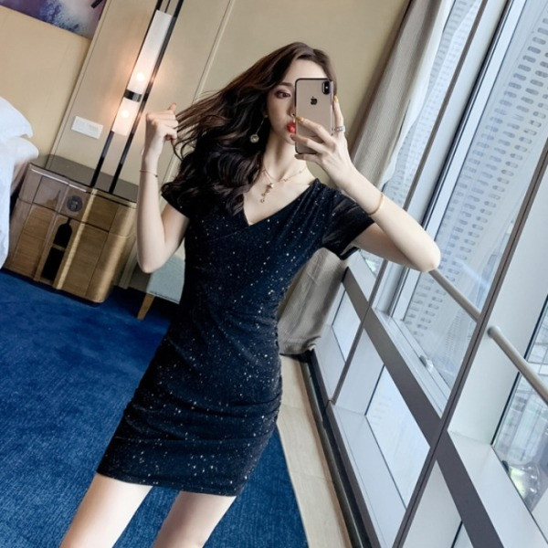 Rövid, fényes hatású, V-nyakú női ruha