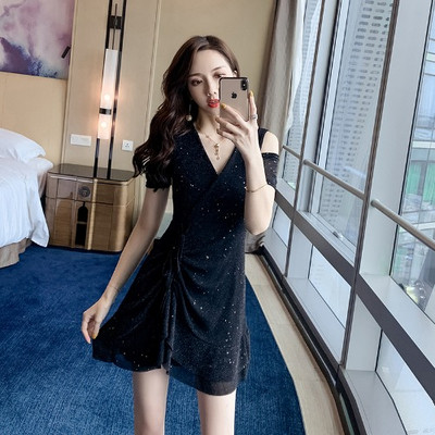 Naiste lühike V-kaelusega ja läikiva efektiga kleit