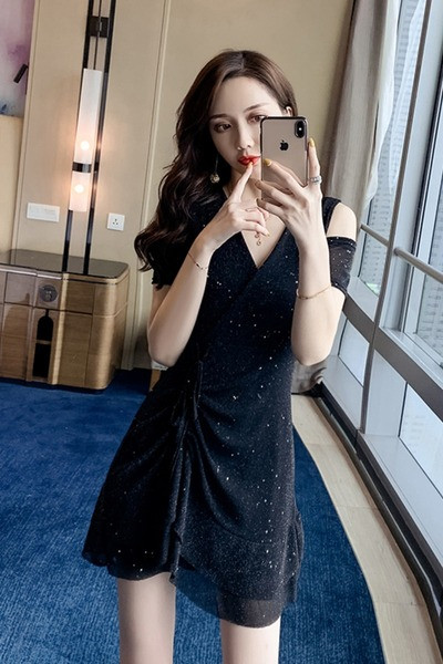 Naiste lühike V-kaelusega ja läikiva efektiga kleit