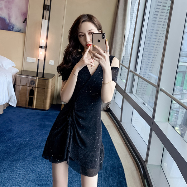 Naiste lühike V-kaelusega ja läikiva efektiga kleit