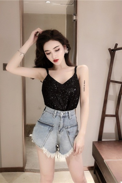 Moodne litrite ja õhukeste rihmadega naiste topp