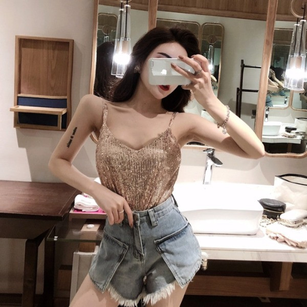 Moodne litrite ja õhukeste rihmadega naiste topp