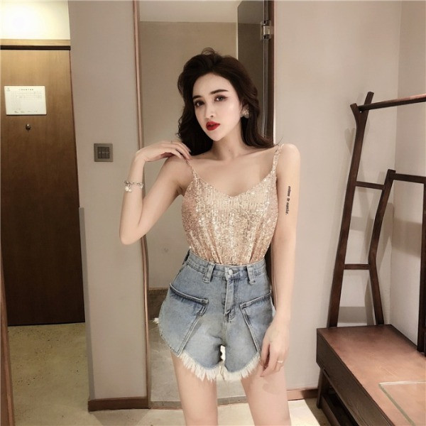 Moodne litrite ja õhukeste rihmadega naiste topp