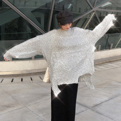 Lai naiste kampsun läikivate elementidega ja rebenenud motiividega