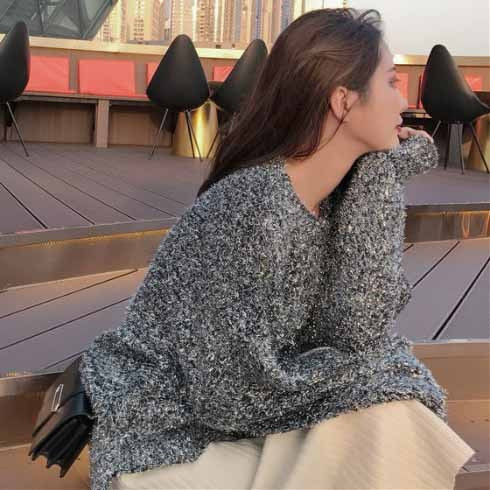 Lai naiste kampsun läikivate elementidega ja rebenenud motiividega