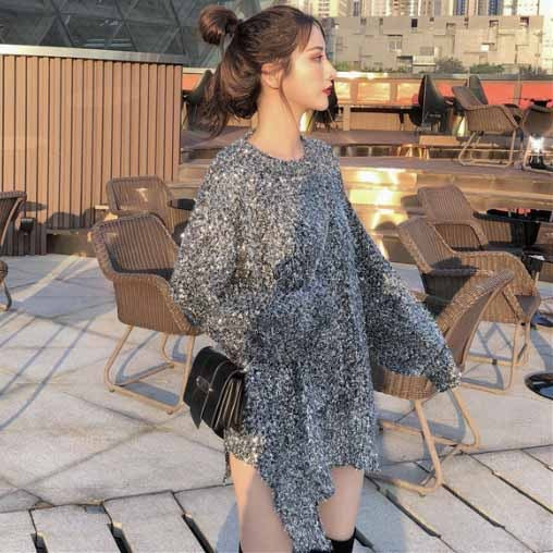 Lai naiste kampsun läikivate elementidega ja rebenenud motiividega