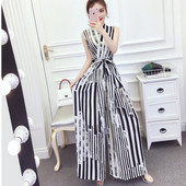 Moodne lai kombinesoon spitsikaela ja vöörihmaga