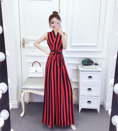 Moodne lai kombinesoon spitsikaela ja vöörihmaga