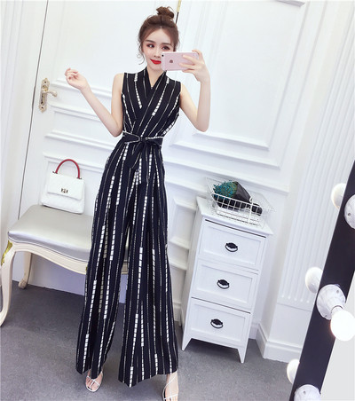 Moodne lai kombinesoon spitsikaela ja vöörihmaga