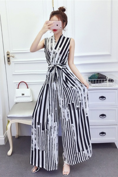 Moodne lai kombinesoon spitsikaela ja vöörihmaga