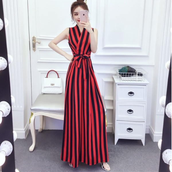 Moodne lai kombinesoon spitsikaela ja vöörihmaga