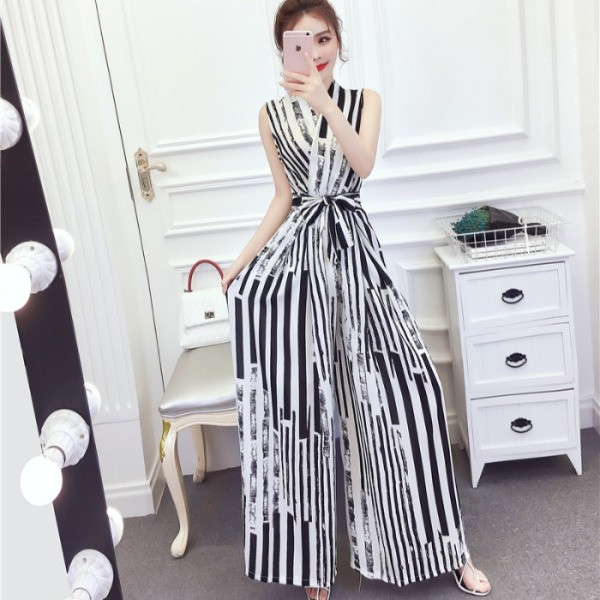 Moodne lai kombinesoon spitsikaela ja vöörihmaga