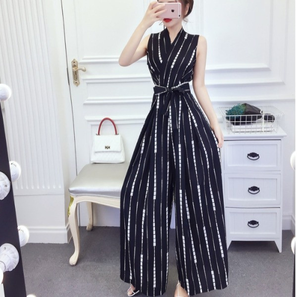 Moodne lai kombinesoon spitsikaela ja vöörihmaga