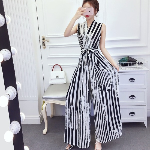 Moodne lai kombinesoon spitsikaela ja vöörihmaga