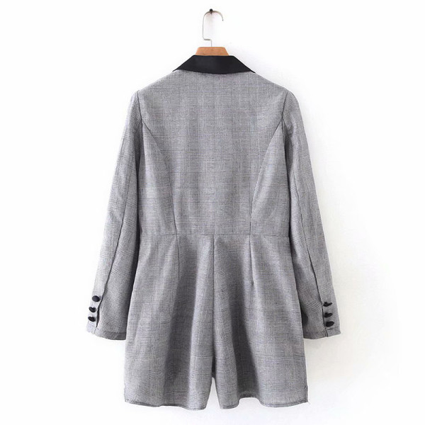 Moodne lühike naiste kombinesoon V-kaelusega ja nööpidega