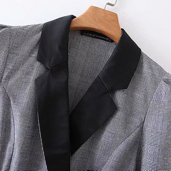 Moodne lühike naiste kombinesoon V-kaelusega ja nööpidega