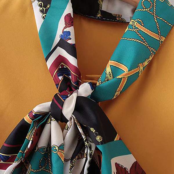 Új modell női tavaszi ing szalaggal a nyakkivágáson, színes mintával