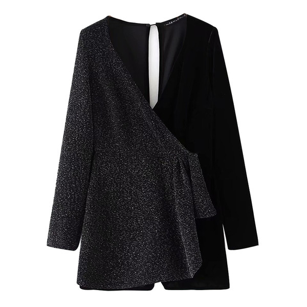 Moodne lühike kombinesoon sügava V-kaelusega ja vöökohal sidemetega