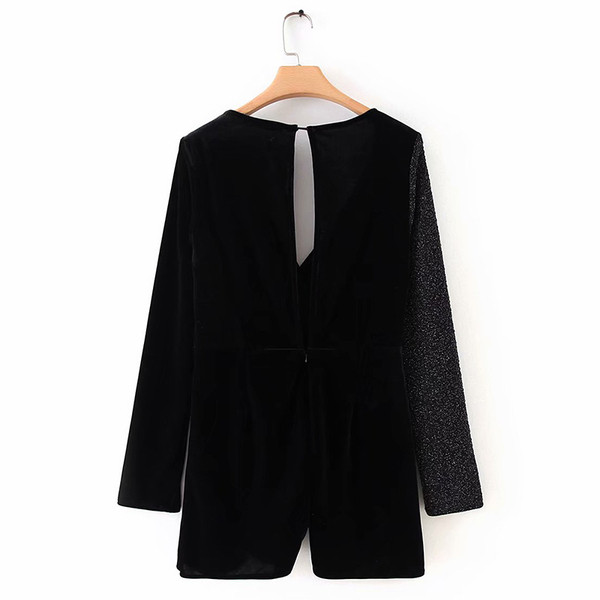 Moodne lühike kombinesoon sügava V-kaelusega ja vöökohal sidemetega