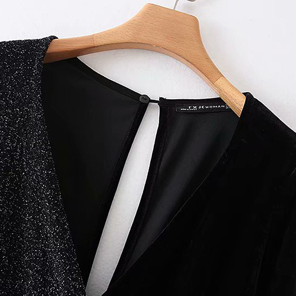 Moodne lühike kombinesoon sügava V-kaelusega ja vöökohal sidemetega