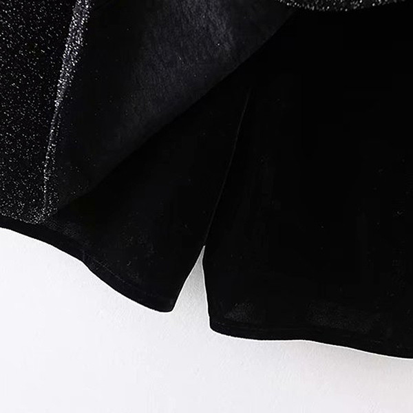 Moodne lühike kombinesoon sügava V-kaelusega ja vöökohal sidemetega