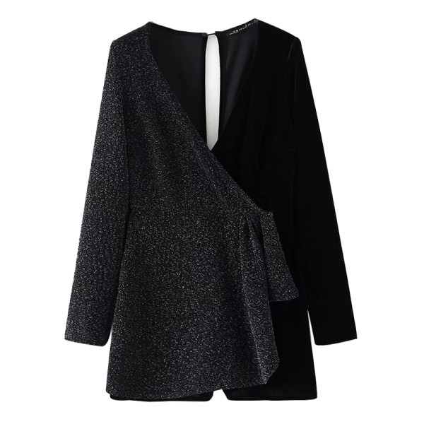 Moodne lühike kombinesoon sügava V-kaelusega ja vöökohal sidemetega