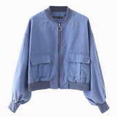 Rövid tavaszi kabát cipzárral és baseball zsebekkel