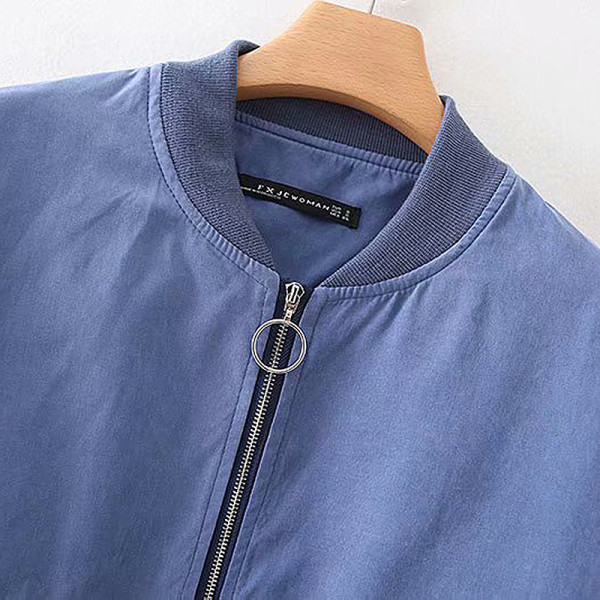 Rövid tavaszi kabát cipzárral és baseball zsebekkel