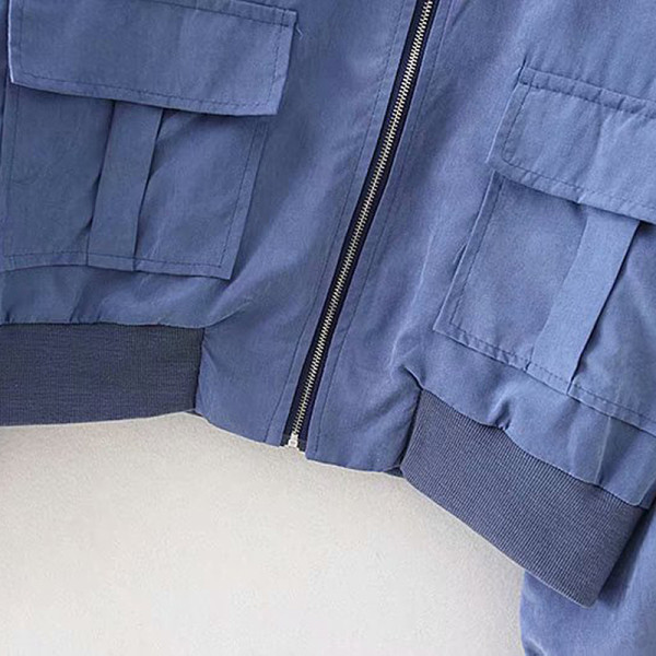 Rövid tavaszi kabát cipzárral és baseball zsebekkel