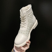 Σύγχρονες γυναικείες μπότες με μαλακή επένδυση και κορδόνια