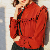 Modern női blúz alacsony pólógallérral és hosszú ujjal