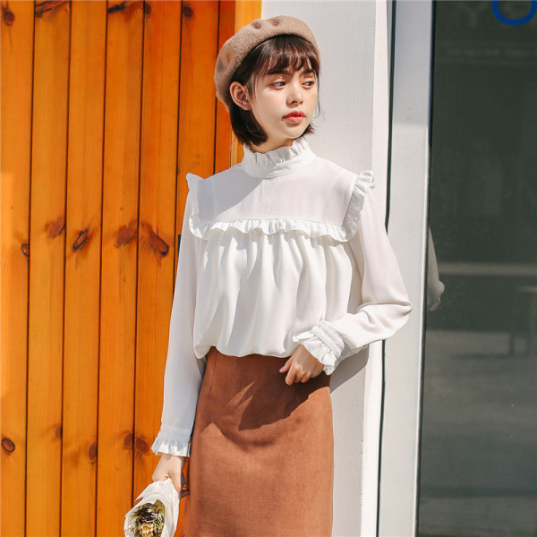 Modern női blúz alacsony pólógallérral és hosszú ujjal