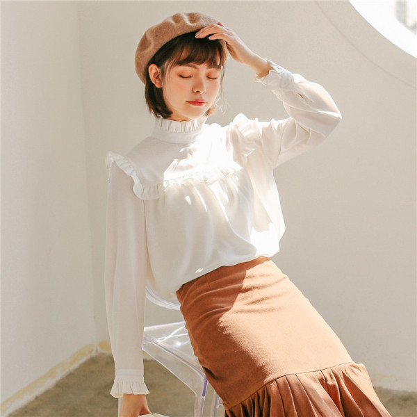 Modern női blúz alacsony pólógallérral és hosszú ujjal