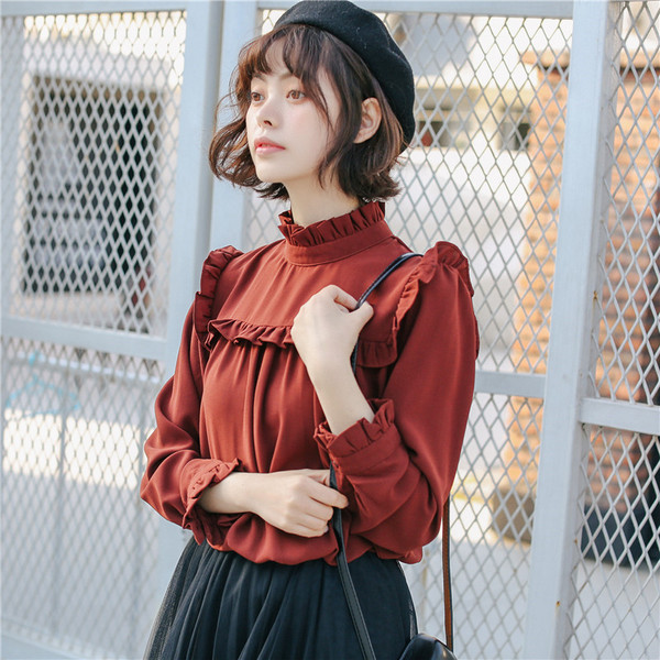 Modern női blúz alacsony pólógallérral és hosszú ujjal