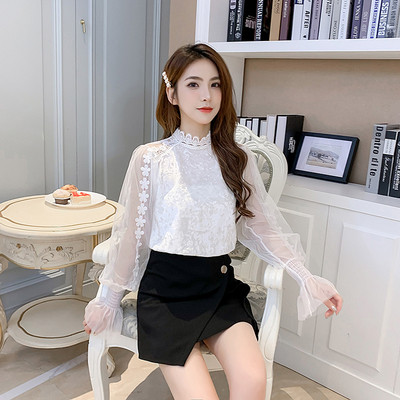 Μια βελούδινη μπλούζα με κολάρο δαντελλών δαντελλών και μανίκια με τούλι