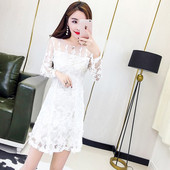 Stílusos fehér női ruha csipkével és hosszú ujjal