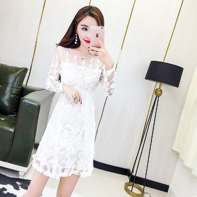 Stílusos fehér női ruha csipkével és hosszú ujjal