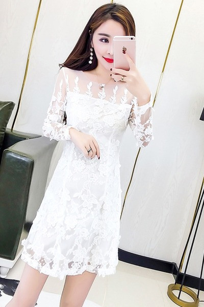 Stílusos fehér női ruha csipkével és hosszú ujjal