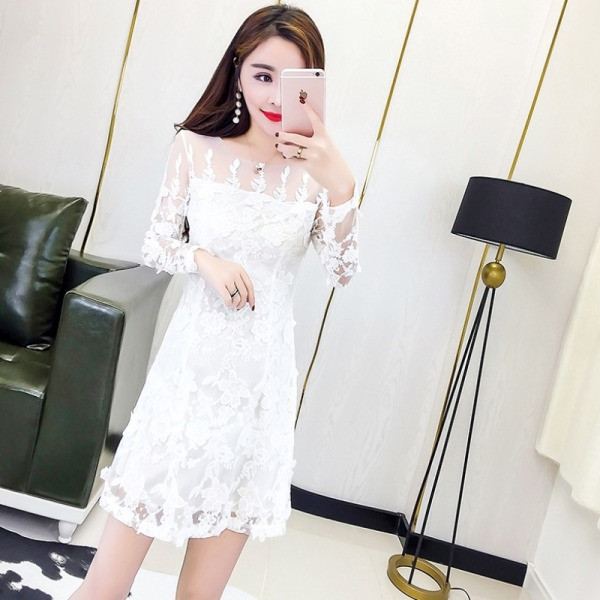 Stílusos fehér női ruha csipkével és hosszú ujjal