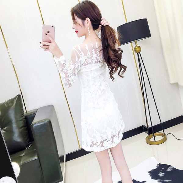 Stílusos fehér női ruha csipkével és hosszú ujjal