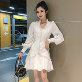 Praegune laiade varrukatega ja spitsikaelusega naiste kleit