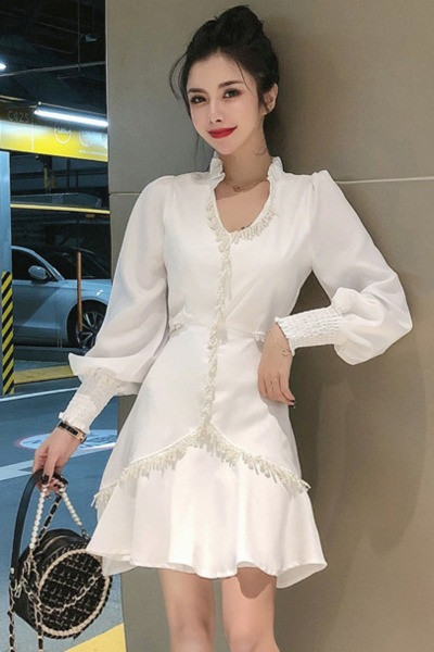 Praegune laiade varrukatega ja spitsikaelusega naiste kleit