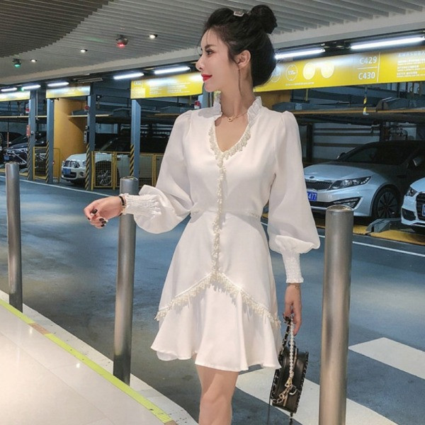 Praegune laiade varrukatega ja spitsikaelusega naiste kleit