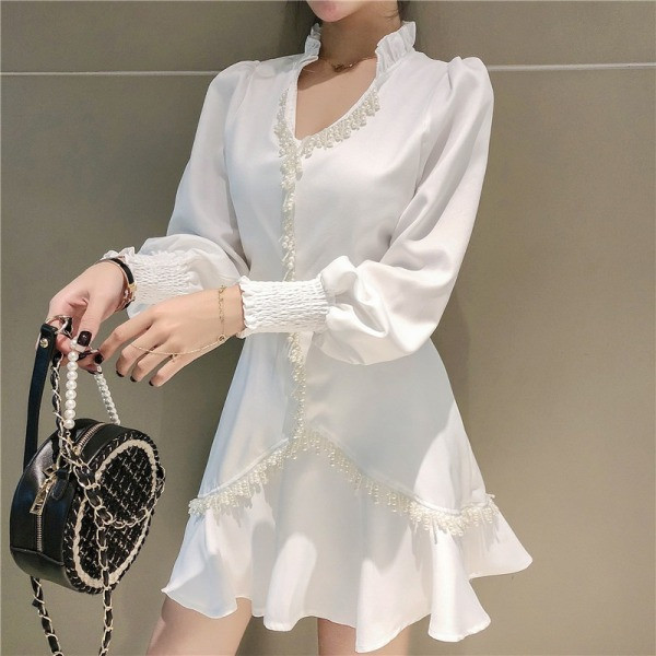 Praegune laiade varrukatega ja spitsikaelusega naiste kleit